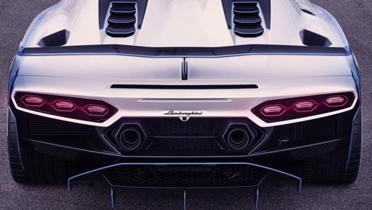 Un’ampia ala regolabile e un estrattore derivato dalla pista caratterizzano il posteriore della Lamborghini Sc20