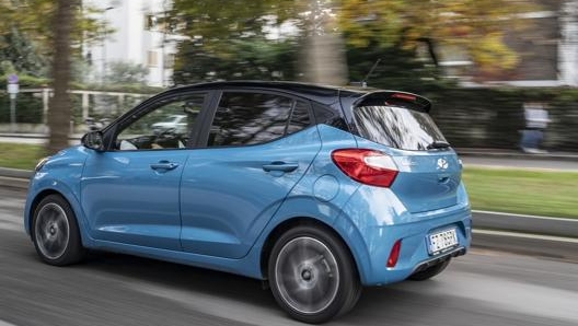 La Hyundai i10 ha dimensioni compatte per muoversi agilmente in città