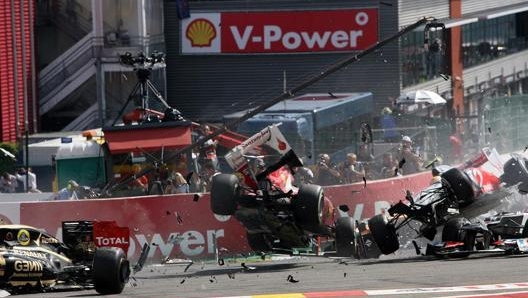 Lo schianto multiplo al via del GP di Spa 2012, con Grosjean volato sopra la testa di Alonso. LaPresse