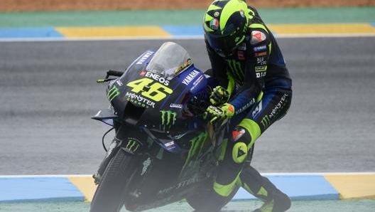 Valentino Rossi, 41 anni, dopo la scivolata di Le Mans. Afp