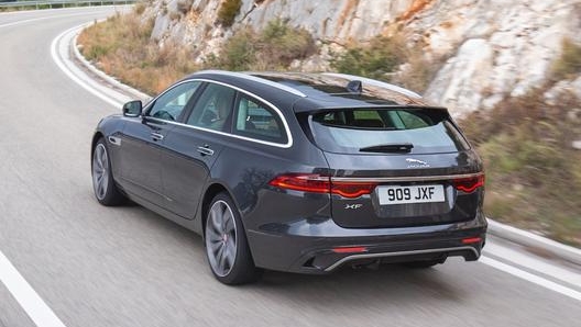 Jaguar XF Sportback con motore diesel mild-hybrid a trazione integrale scatta da 0 a 100 km/h in 8 secondi