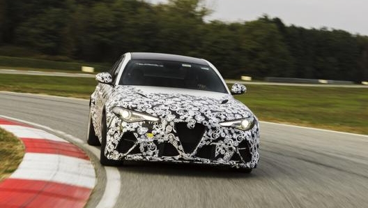 L’Alfa Romeo Giulia Gta monta il motore 2.9 V6 Bi-Turbo con 540 cavalli e vanta un rapporto peso/potenza eccezionale di 2,82 kg/Cv