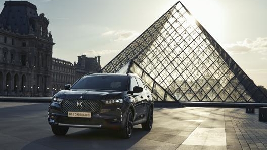 La nuova DS7 Crossback Louvre e la piramide di Ieoh Ming Pei - simbolo del grande museo parigino da 30 anni