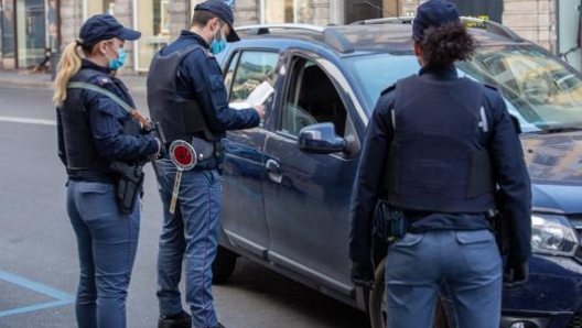 Un posto di controllo della polizia a Milano. Ansa