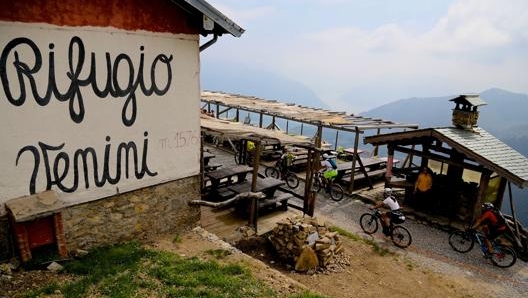 Il Rifugio Venini affaccia sul Lago di Como: da qui inizia la discesa per Tremezzo. Masperi