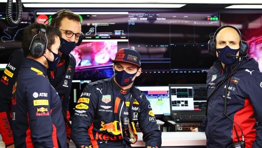 Max Verstappen, 23 anni, ai box con il suo staff. Getty Images