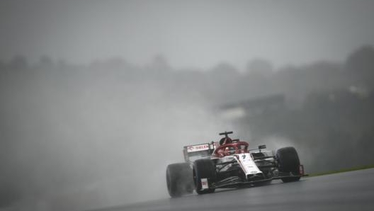 La scia d’acqua dietro l’Alfa Romeo di Kimi Raikkonen spiega bene la situazione. EPA