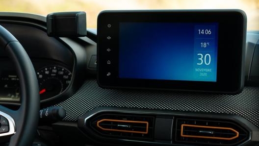 Il Media Nav dispone di uno schermo da 8”, navigatore satellitare e connettività wireless per Apple CarPlay ed Android Auto