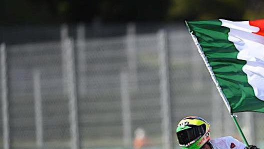 Il rider cesenate sventola il tricolore