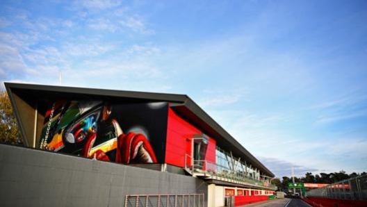 La pit lane di Imola. Getty