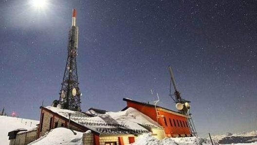 Una suggestiva foto del Rifugio Pomilio innevato