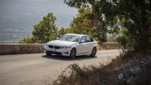 Una dote che non manca alla Bmw 330e è l’agilità, nonostante le dimensioni importanti