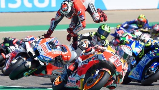 Il volo di Lorenzo dietro Marquez durante il GP ad Aragon nel 2019. Afp