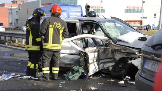 Vigili del fuoco intervenuti sul luogo di un incidente stradale. Ansa