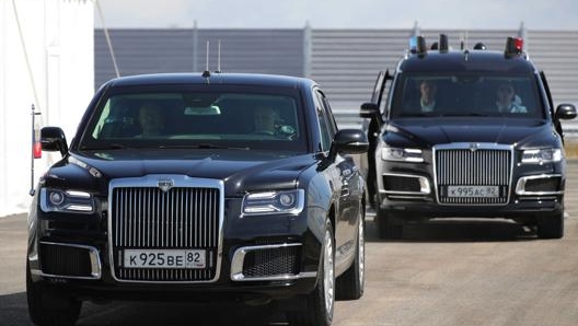 Vladimir Putin al volante della Aurus Senat S700 il 27 agosto di quest’anno. Afp