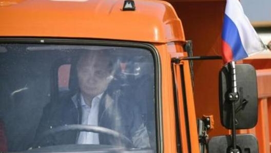 Putin alla guida di un camion Kamaz nel 2018 durante l’inaugurazione del ponte sullo stretto di Kerch