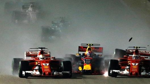 Il contatto tra Seb, Raikkonen e Verstappen al via del GP di Singapore 2017