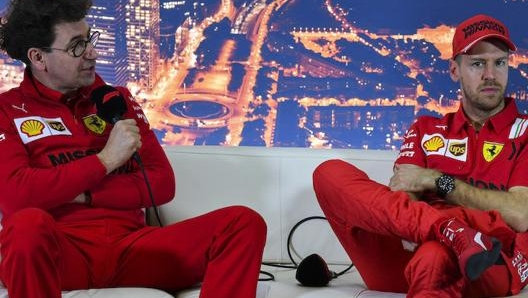 Il team principal Ferrari, Mattia Binotto, in conferenza stampa insieme a Sebastian Vettel