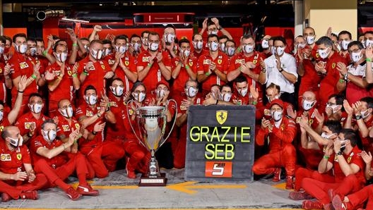 L'ultima foto di Vettel con tutta la Ferrari nel post GP di Abu Dhabi