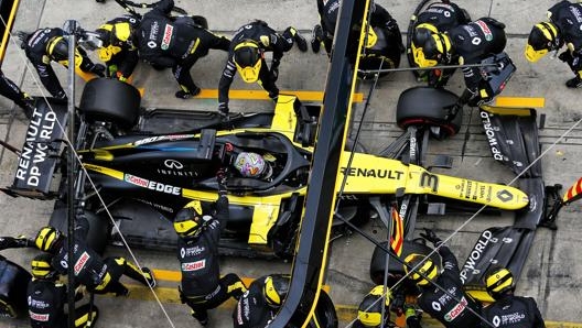 Una immagine di pit stop Renault con Daniel Riccardo