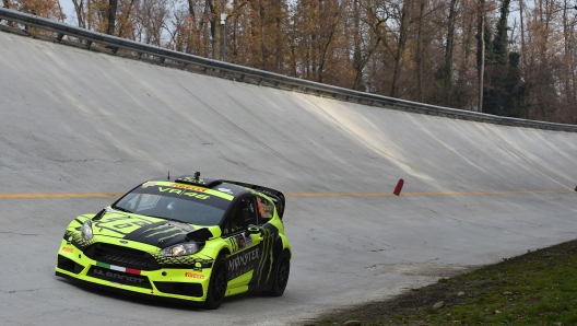 Valentino Rossi, 41 anni,  al volante della Ford Fiesta sulla sopraelevata   durante il rally di Monza  2015