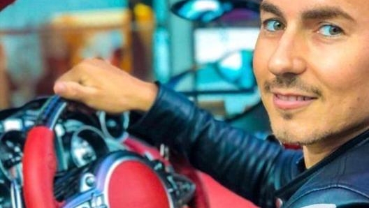 Lorenzo al volante della sua nuova roadster da 764 cavalli