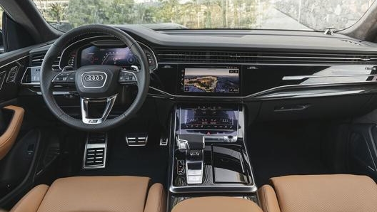 Audi RS Q8 arriva in Italia a gennaio con un prezzo di listino di 144.300 euro, a cui vanno aggiunti 19.000 euro per il pacchetto Dynamic, o 20mila per quello Dynamic Plus