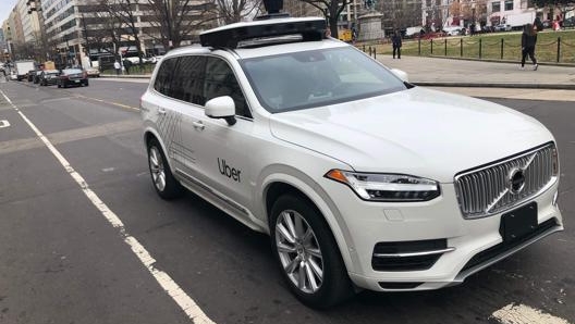 Un’auto di Uber lungo le strade di Washington raccoglie dati per mappare le strade. Afp