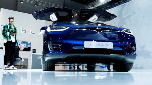 La Tesla Model X al salone di Bruxelles. Afp