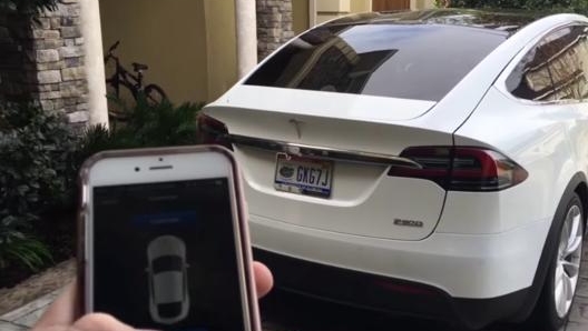 Tutte le tesla hanno sistemi e protocolli di colloquio con le app dello smartphone