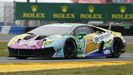 La coloratissima Lamborghini Huracan GT3 guidata da Christina Nielsen. Ap