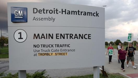 Una manifestazione davanti all’ingresso dello stabilimento Hamtramck. Epa