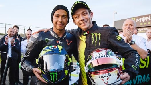 Lewis Hamilton e Valentino Rossi in pista a Valencia. Getty