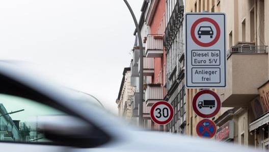 Un cartello di divieto ai diesel a Berlino. Epa