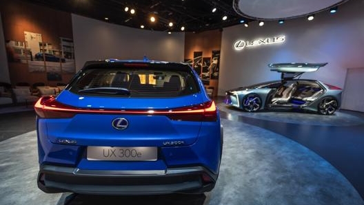 La vista posteriore della nuova Lexus UX, il suv ibrido del brand premium