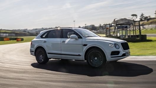 Il profilo della Bentley Bentayga: è capace di muoversi in scioltezza nonostante la mole e il peso. E l’abitacolo è perfettamente insonorizzato