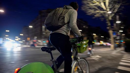 Cresce il numero di corsie preferenziali aperte alle biciclette, diminuisce il numero di città in cui è attivo il bike sharing. Afp