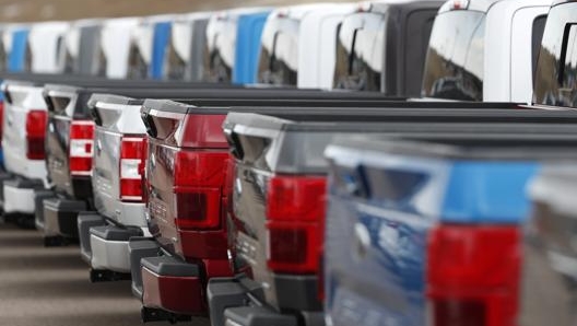 Una fila di Ford F150 in un concessionario di Broomfield in Colorado. Ap