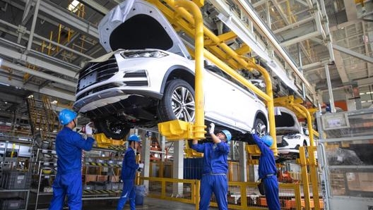 Una linea di produzione della Byd a Xian. Epa