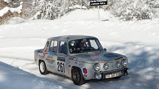 Una vettura del Monte Carlo storico affronta il fondo innevato