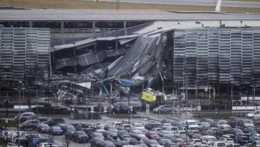 Il parcheggio è collassato a causa delle fiamme. Epa