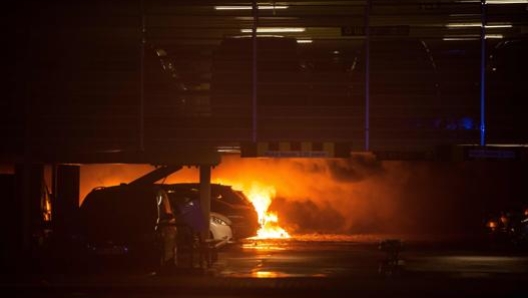 Un’immagine del rogo nel parcheggio dell’aeroporto di Stavanger. Afp