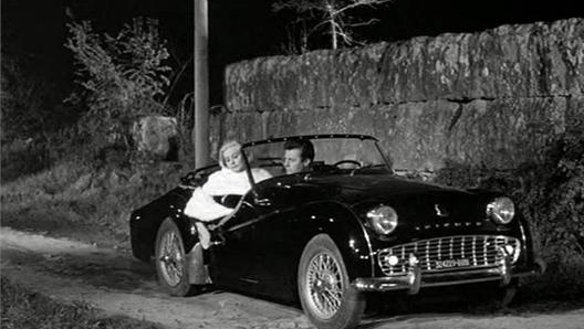 Anita Ekberg e Marcello Mastroianni in una scena della Dolce vita sulla Triumph Tr3