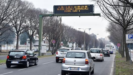 Un pannello a messaggio variabile a Torino. Ansa