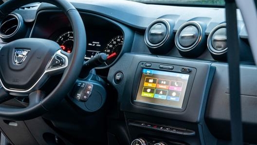 Lo schermo tattile dà accesso al sistema multimediale Dacia Media Navi