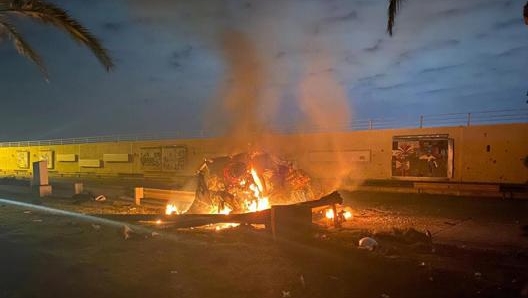 Il veicolo in fiamme vicino all’aeroporto di Baghdad. Epa