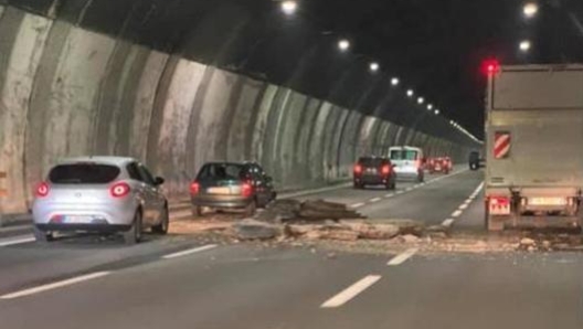 Nel crollo dal soffitto della galleria Bertè non sono stati travolti veicoli. Ansa