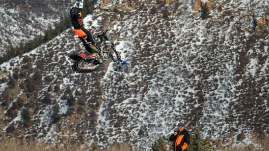 Uno dei salti del motociclista toscano