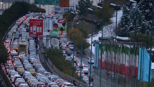 Un ingorgo lungo un’autostrada a Teheran lo scorso novembre. Epa