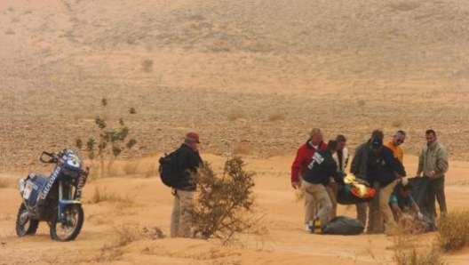 I soccorsi a Fabrizio Meoni in Mauritania. Afp